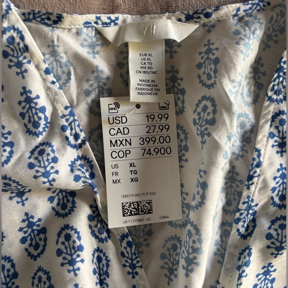 H&M V-Neck Blouse 🩵🤍 - Picture 5 of 8